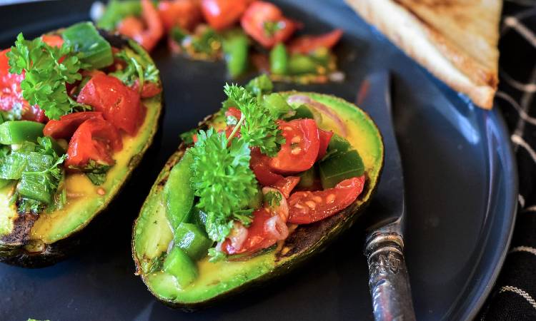 3 ensaladas fáciles con aguacate para una comida saludable