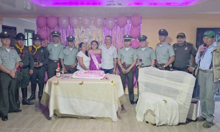 Sueño hecho realidad: Escuela de Aviación de la Policía hace inolvidable los quince de una joven