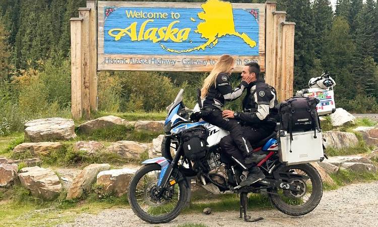 Colombianos conquistan Alaska: épico viaje en moto desde Medellín