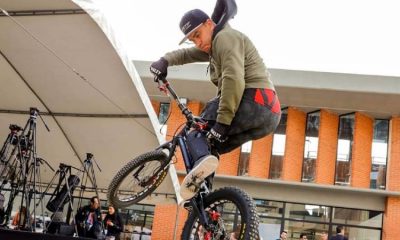 Deportista extremo colombiano desafía los límites al subir más de 200 escalones en bicicleta