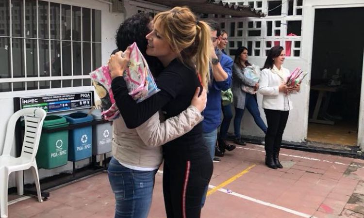 Johana Bahamon y su hija adoptiva