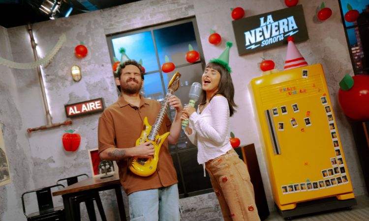 Andrés Salazar y Carolina Rodríguez "Mange", presentadores de La Nevera Sonora, durante la celebración del primer aniversario del programa de Canal Capital.