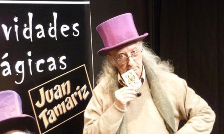 Juan Tamariz, reconocido mago e ilusionista español, durante una presentación de magia.
