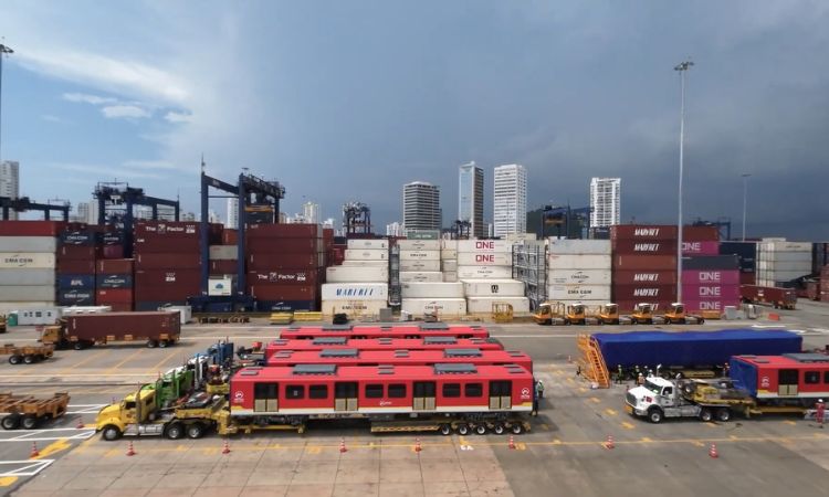 Primeros vagones de la Primera Línea del Metro de Bogotá durante su llegada a Colombia desde China.