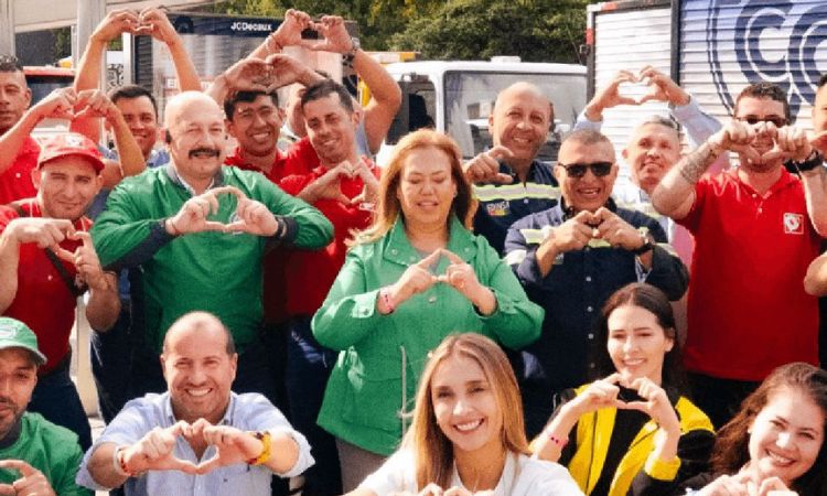Personas y voluntarios celebran la llegada de la segunda caravana humanitaria con ayudas para las comunidades afectadas por el terremoto en Risaralda.